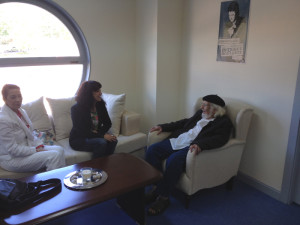 Ernesto Cardenal conversa con Elena Tobar.