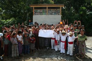 En su trabajo, mejora las viviendas y condiciones de la población andina.