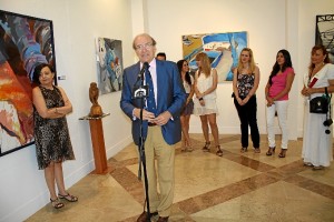 El alcalde de Huelva asistió a la inauguración de la exposición. 