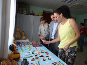 La delegada de Salud contempla los trabajos realizados por los alumnos.