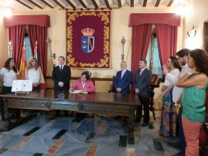 Pepe 'El Marismeño' firmando el Libro de Honor.