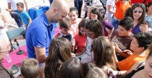 José Manuel Sierra firmando autógrafos en el colegio Pedro Alonso Niño.