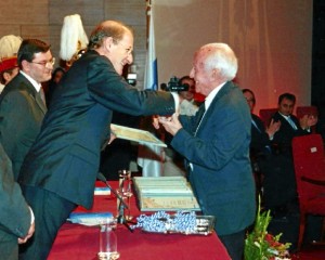 El alcalde de Huelva entregó a Girón en 2002 la Medalla de Huelva a la Solidaridad.