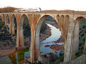 Puente de La Alcolea, sobre el río Odiel. Fotografía tomada en enero de 2012 por Pierre Marie Mouronv.