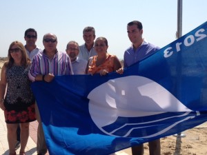 Momento de la izada de la bandera azul en Isla.