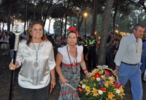 La alcaldesa isleña hizo entrega de la ofrenda floral.