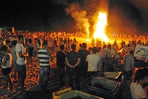 Cientos de personas asistieron a la fogata prendida en el centro de la playa en Isla Cristina.