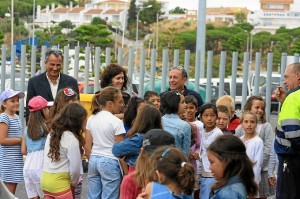 Visita de la delegada territorial de Fomento, Vivienda, Turismo y Comercio, María Villaverde, al puerto deportivo de Mazagón para la izada de la bandera azul.