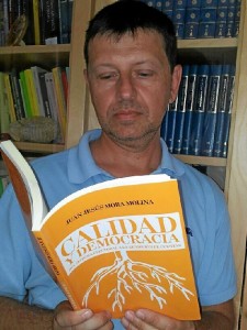 El doctor en Derecho Juan Jesús Mora con un ejemplar de su nuevo libro.