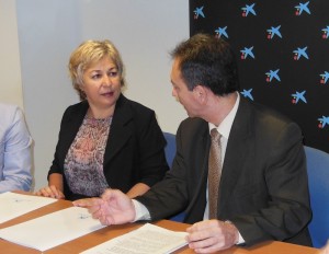 La presidenta de Aones conversando con el presidente de 'la Caixa' minutos antes de la firma.