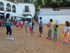 Jóvenes de la localidad participando en los juegos tradicionales