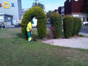 Huelva intensifica el mantenimiento de las zonas verdes en verano.