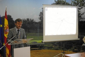  El delegado de la Junta de Andalucía en Huelva, José Fiscal, durante la presentación del mapa transfronterizo del Bajo Guadiana.