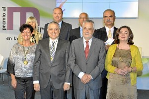 Foto de familia de todos lo premiados junto a Griñán.