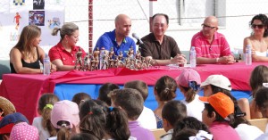 Sierra compartió con los niños sus experiencias y entregó los trofeos  y medallas de los campeonatos deportivos organizados por el Pedro Alonso Niño.