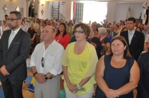 Asistentes a la Misa en Honor a María Auxiliadora, patrona de Pozo del Camino.