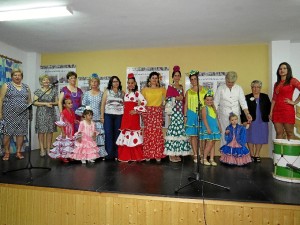 Las modelos lucieron algunas prendas que han confeccionado durante un curso.