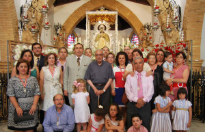 La directiva de la Hermandad junto al sacerdote en el aniversario de la Coronación.