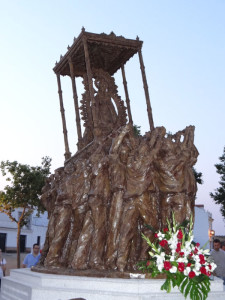 La imagen representa a la Patrona de Moguer llevada a hombros.