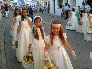 El Corpus es un día importante para los niños que han hecho la comunión este año. 