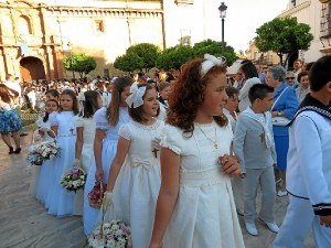 Los niños de comunión abrieron la procesión. 