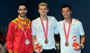 Podio del individual masculino en bádminton: Abián, Leverdez y Lo Ying Ping (bronce). / Foto: COE.