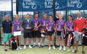 Finalistas en las dos categorías, en la foto de familia final del Torneo.