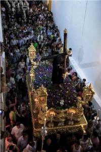 Los ayamontinos se echaron a la calle para arropar a su Jesús de la Pasión en su procesión extraordinaria.