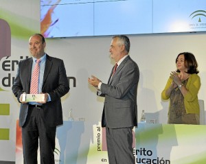 Manuel Martínez Gómez, director del IES Alto Conquero de Huelva recogió el premio.