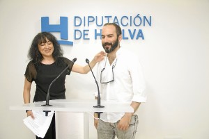 El artista Manuel Antonio Domínguez junto a la diputada de Cultura, Elena Tobar.