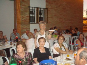 La presidenta de ACFA Moguer, en la barbacoa. 