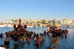 Uno de los momentos emotivos fue el recorrido de los patrones por el Caño de la Moharra.