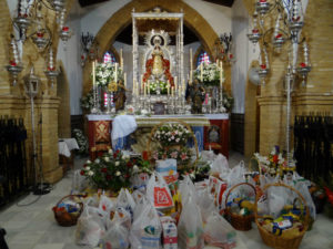 La hermandad cambió la ofrenda floral por la recogida de alimentos. 