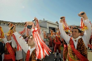 Danza de los Cascabeleros de Alosno. / Foto: Hdad. San Juan Bautista Alosno.