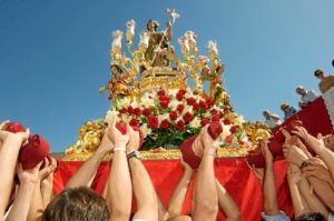 Procesión de San Juan en Alosno. / Foto: Hdad. San Juan Bautista Alosno.