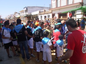 Los jóvenes indumentados con la pañoleta azul, vestimenta tradicional de antaño.