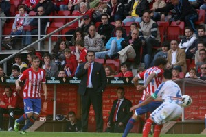 Trejo intenta zafarse de Córcoles en un lance del partido del domingo. / Foto: www.realsporting.com.