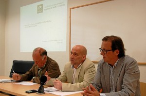 El director gerente de la Agencia Pública de Puertos de Andalucía, Miguel Ángel Paneque, presenta el Avance del Plan de Usos del Puerto de Punta Umbría a la comunidad portuaria y a diversos colectivos sociales, dando inicio así al proceso de participación ciudadana del documento.