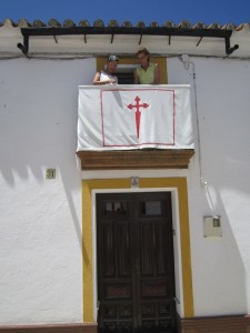 Vecinas de Campofrío adornan los balcones con la cruz de Santiago.