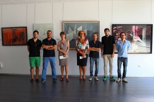 Los ganadores del 6º Premio Unia de Pintura con la directora de la sede rabideña en la exposición.