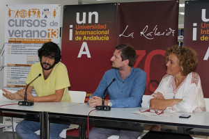 Manuel Jabois junto al director del curso y la directora de la sede de La Rábida