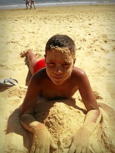 La playa y la piscina son las actividades preferidas de los niños saharauis, como nos muestra en esta imagen Ali. 