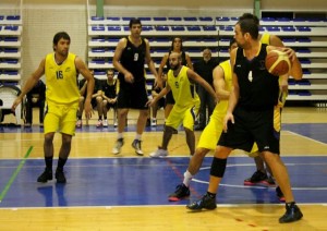 Antonio Rodríguez, jugando con el Aljaraque la pasada temporada en un partido contra el CDB Enrique Benítez