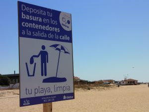 Punta Umbría fomenta el buen estado de sus playas invitando a los ciudadanos a colaborar en su limpieza diaria