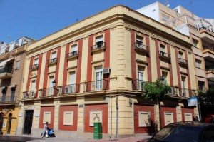 Fachada actual del Colegio de Médicos y el Colegio de Veterinarios de Huelva.