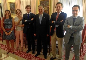 Enrique Pérez con los miembros de la junta de gobierno del Colegio de Secretarios, Interventores y Tesoreros de la Administración Local.