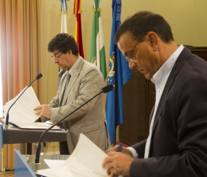 Diego Valderas e Ignacio Caraballo durante la firma del convenio