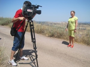 La presentadora con Cumbres Mayores al fondo.