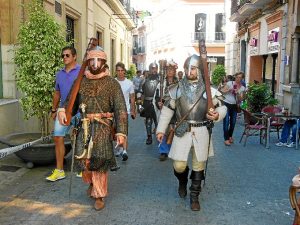 La comitiva medieval zalameña ha desfilado por calles céntricas de la capital.