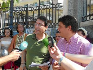 El representante de Cistus Jara y el alcalde de Zalamea durante su intervención en la Plaza de Las Monjas